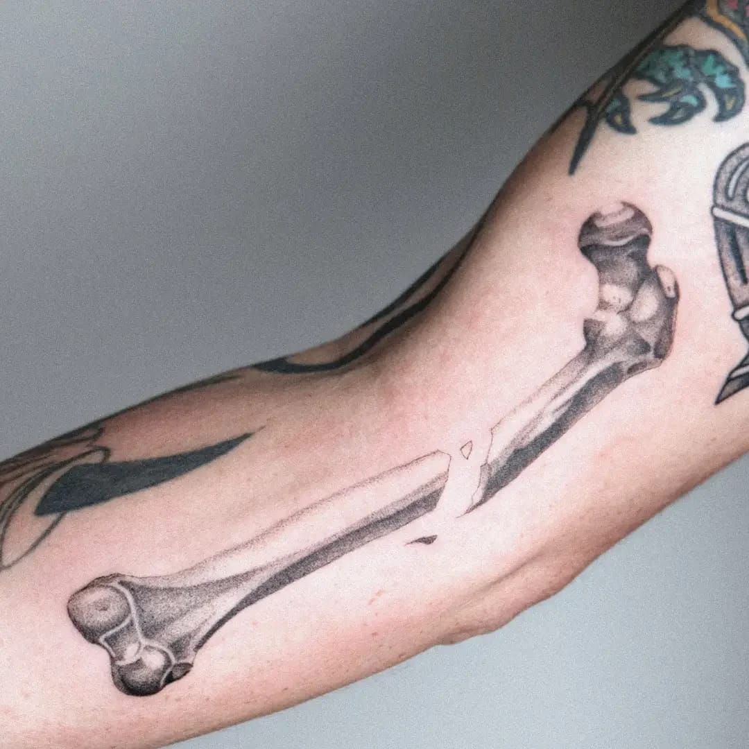 Broken Bone Tattoo von Vengic