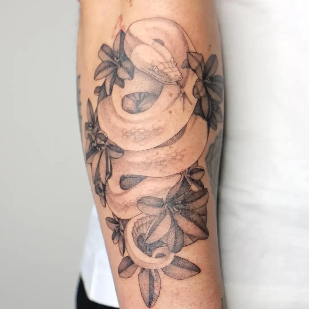 Schlange Blackwork Tattoo von Vengic